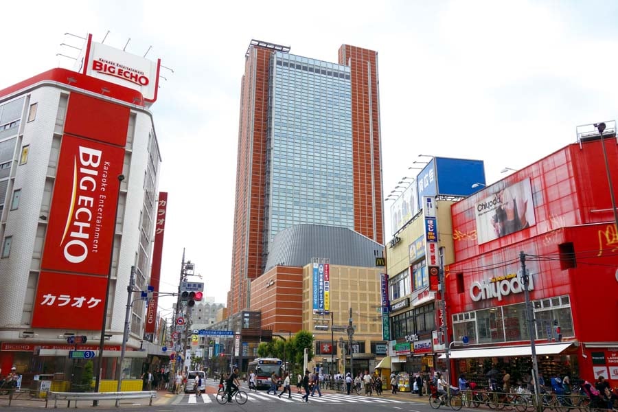 merkmaljp's tweet card. 東京都世田谷区・三軒茶屋は、急増した人口と再開発の波の中で、住民反発を経て独自の共存モデルを築いた。27階建てのキャロットタワーと昭和の商店街が調和し、SUUMO住みたい街ランキングで常に上位50位以内を維持。住民主導の対話を重視したまちづくりが、画一化に抗う都市再開発の新たな指標となっている。