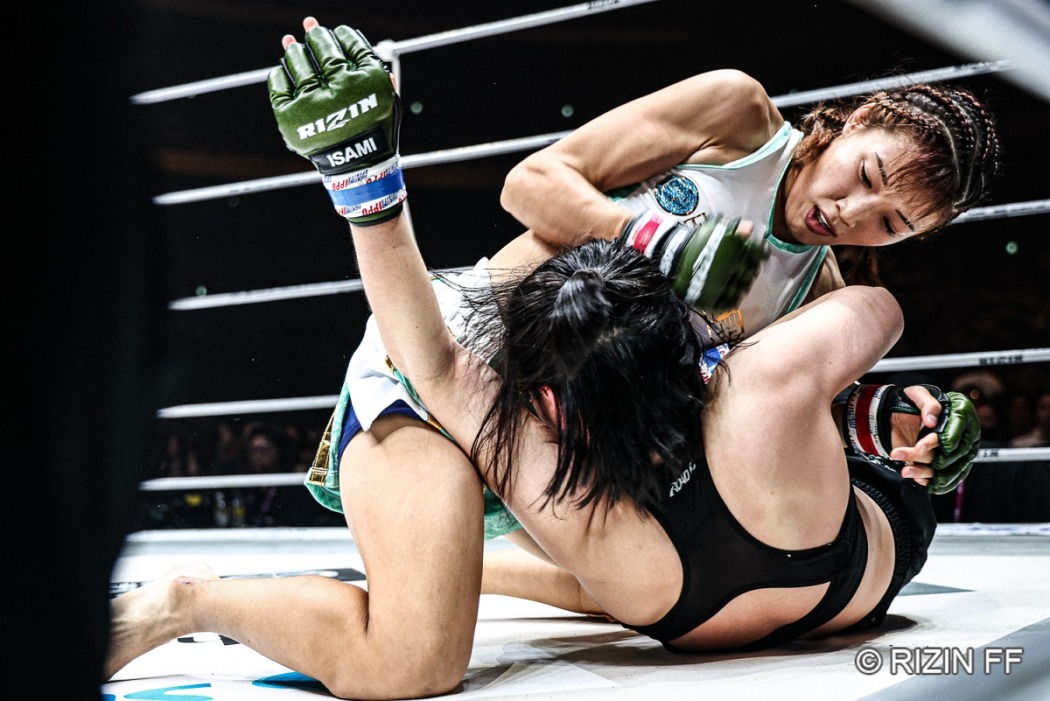TOKYO_HEADLINE's tweet card. 「超RIZIN.4 真夏の喧嘩祭り」（7月27日、埼玉・さいたまスーパーアリーナ　※ABEMA PPV等で配信）で女子スーパーアトム級王者の伊澤星花（Roys GYM／JAPAN TOP TEAM）が制裁マッチともいえる試合でシン・ユジン（韓国／Bon Jiujitsu Songtan）に1Rで一本