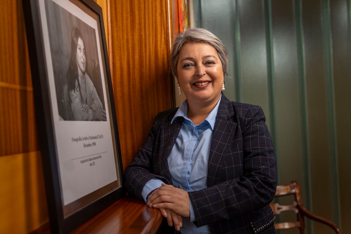 bacigalupe's tweet card. La candidata presidencial del bloque de centroizquierda chileno, militante comunista, aborda los principales ejes de su propuesta. Habla de cambios paulatinos y tranquilos, de que “es hora de que la...