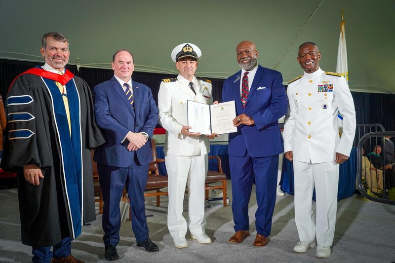 Infodefensa's tweet card. El pasado 13 de junio la U.S. Naval War College (USNWC), también denominada como “Casa del Pensamiento” de la Marina de EE.UU, realizó la ceremonia de graduación de la generación 2025, la cu ...
