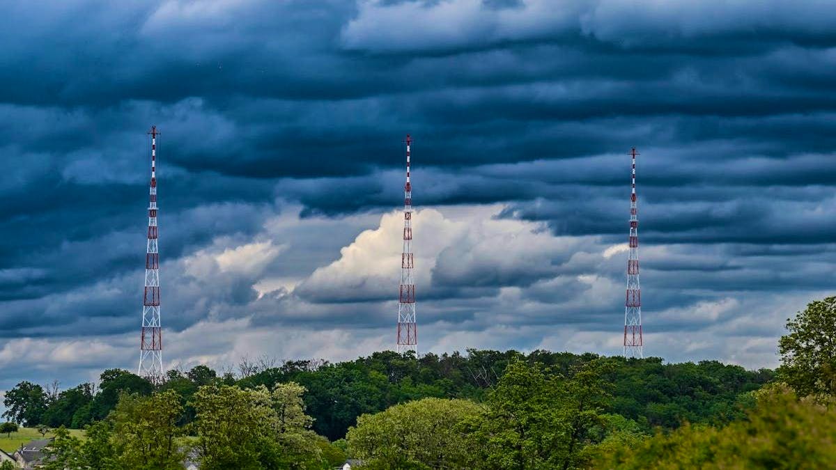 lessentiel's tweet card. MeteoLux prévoit des orages et a placé l’ensemble du Luxembourg en alerte jaune de 14 à 23h.