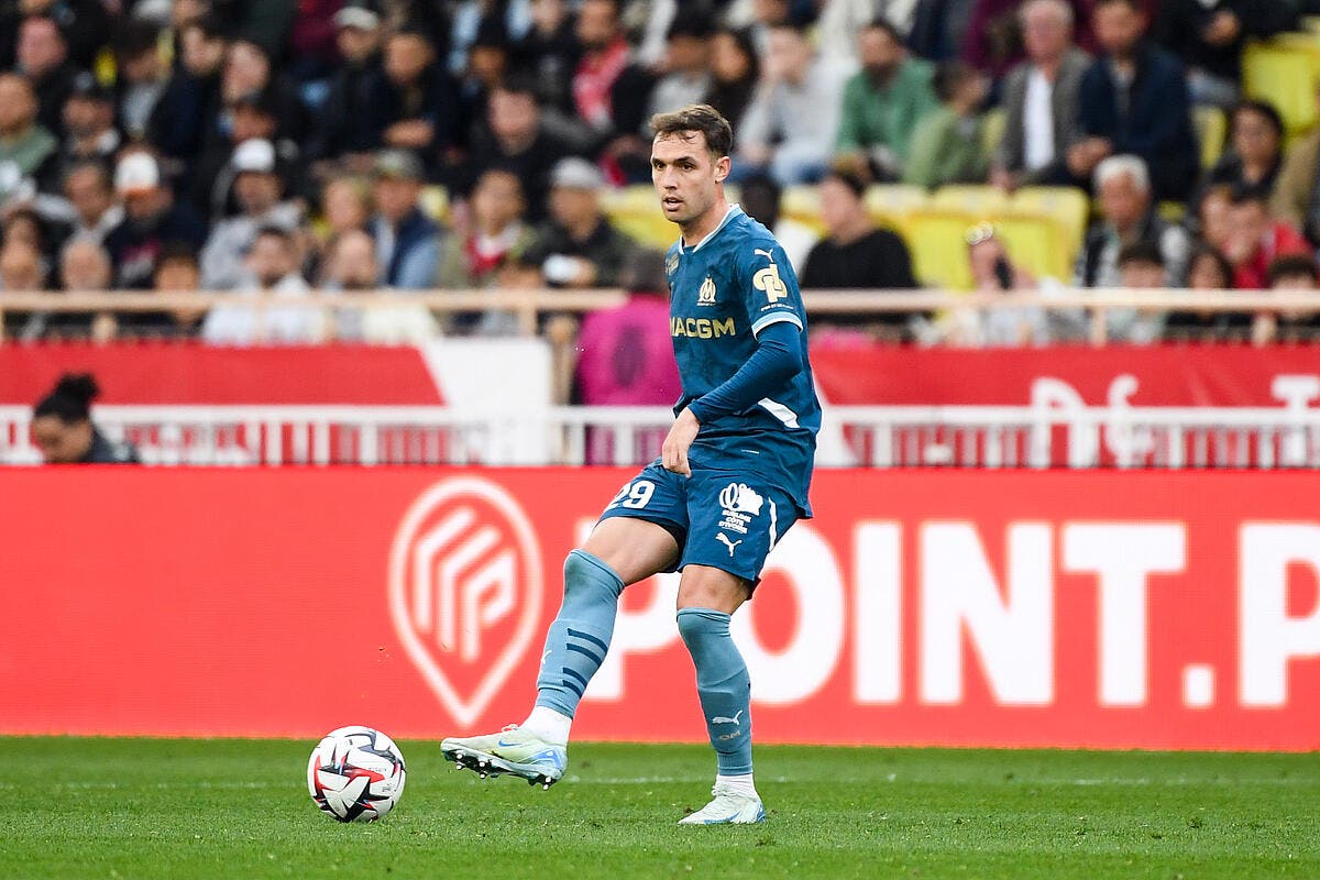 Foot01_com's tweet card. Très ambitieux au mercato, l'Olympique de Marseille n'oublie pas de vendre les joueurs inutiles ou trop chers sur le plan salarial. Pol Lirola doit être le prochain à s'en aller. Cela tombe bien...