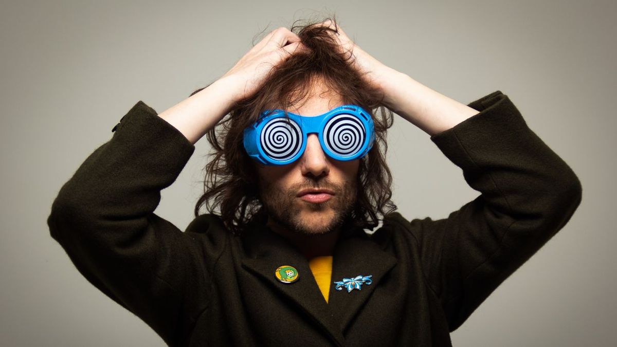 LichiDailyAR's tweet card. El popular músico rafaelino llega a Rosario para presentar su primer disco “¡Cocoliche!”. Será el 1º de agosto en Refi, junto a Lucy Patané
