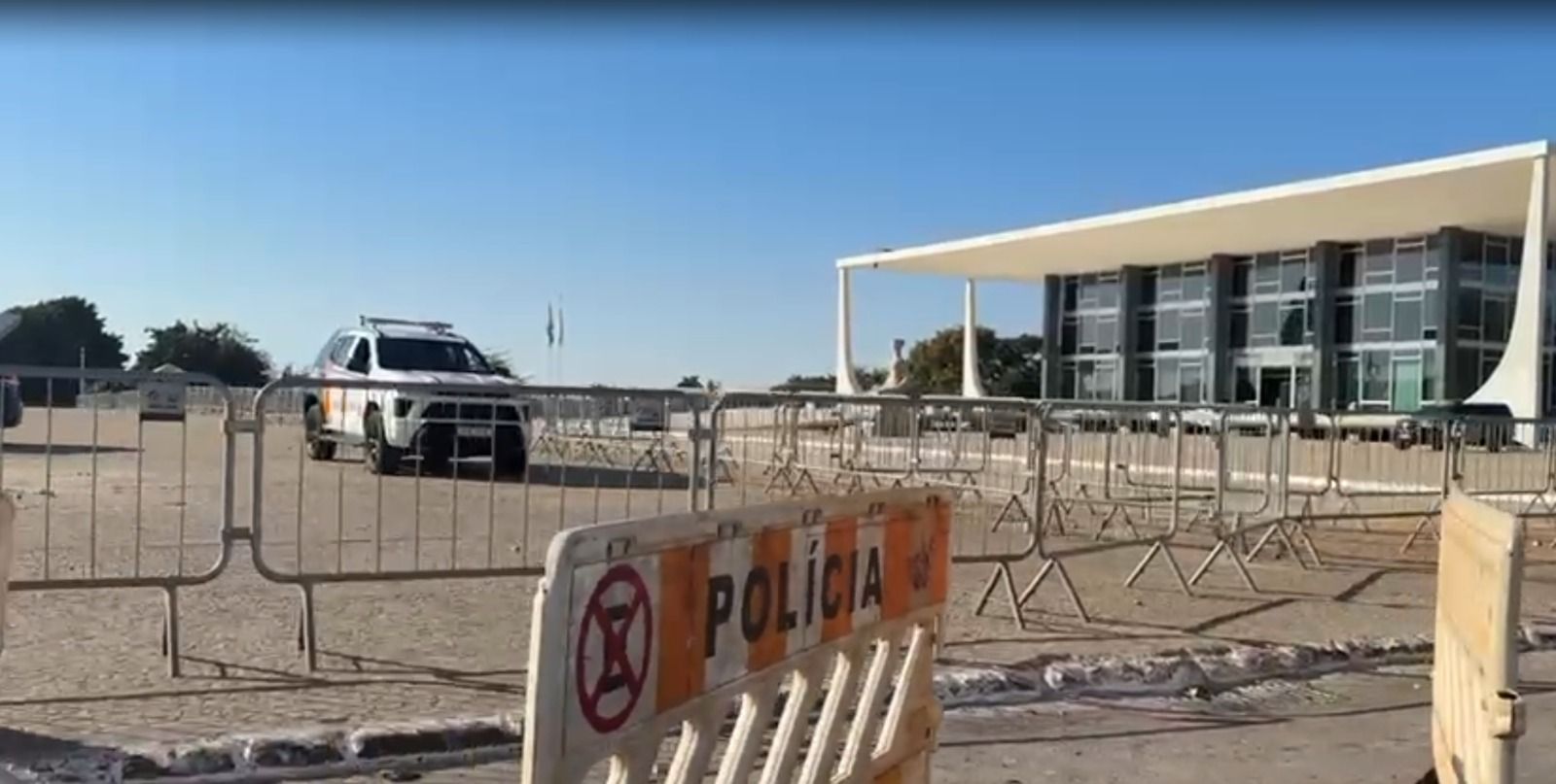 ATROMBETA3's tweet card. O governo do Distrito Federal planeja uma reabertura gradual da praça dos Três Poderes, em Brasília (DF). O local foi cercado e é patrulhado pela polícia militar desde sexta-feira (25), quando...