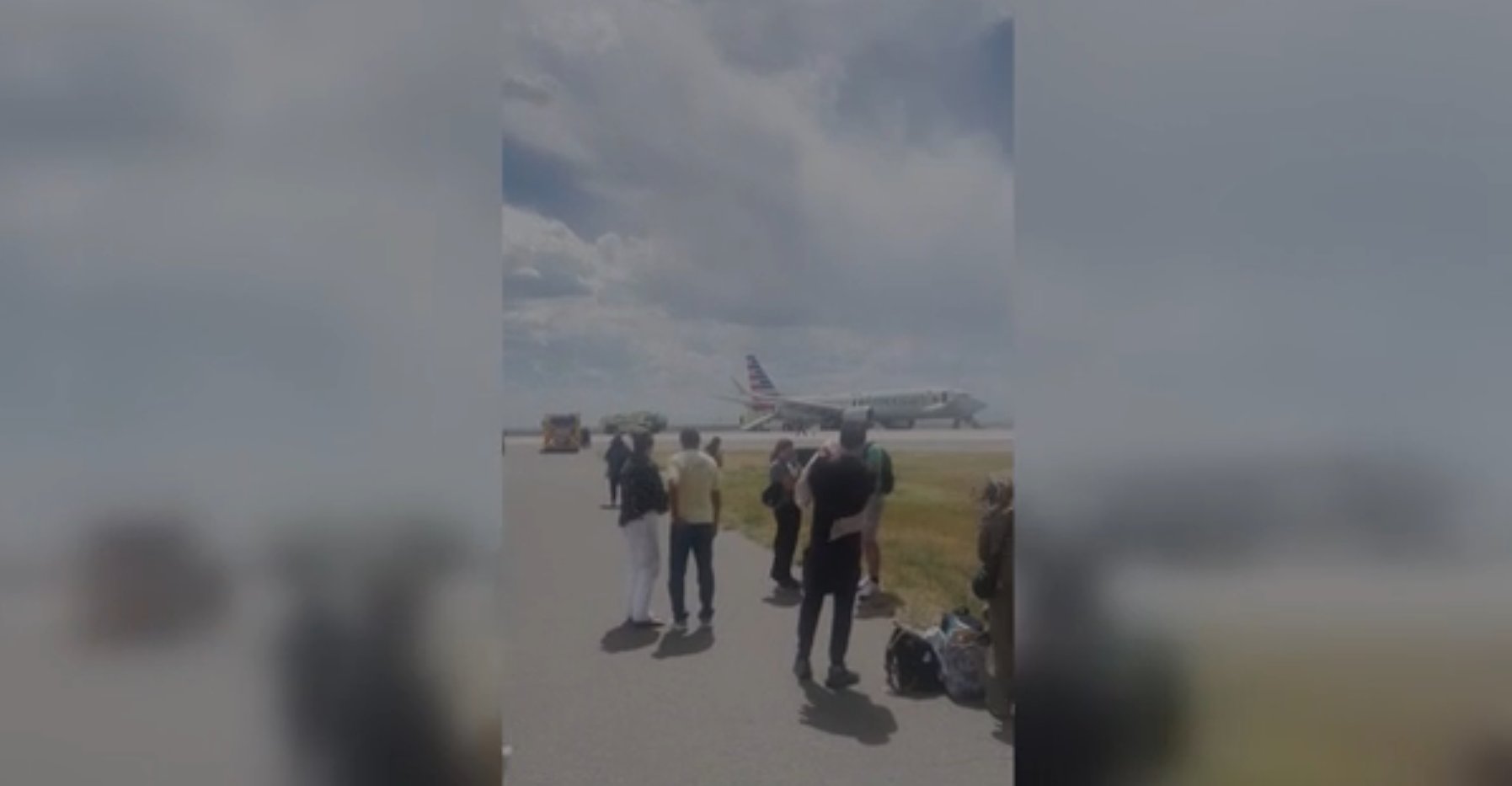 ATROMBETA3's tweet card. Passageiros de um voo da American Airlines partindo neste sábado (26) do Aeroporto Internacional de Denver, nos Estados Unidos, tiveram que descer nos em escorregadores da aeronave após um "possível...
