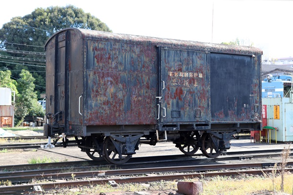 RM_nekopub's tweet card. text & photo：瀧口宜慎（RML）▲線路上に在線し車籍のある状態の鉄道車両としては最古といわれる名古屋臨海鉄道のワ1。書類上では1889年製で、136年前から現存する車両とされる。現在は救援車として余生を送っている。　国内には最古といわれる電車や機関車が各地に存在するが、それは、それぞれのカテゴリーにおいて最古の車両であって、これらのすべての鉄道車両の中で現役最古参といえるのが今