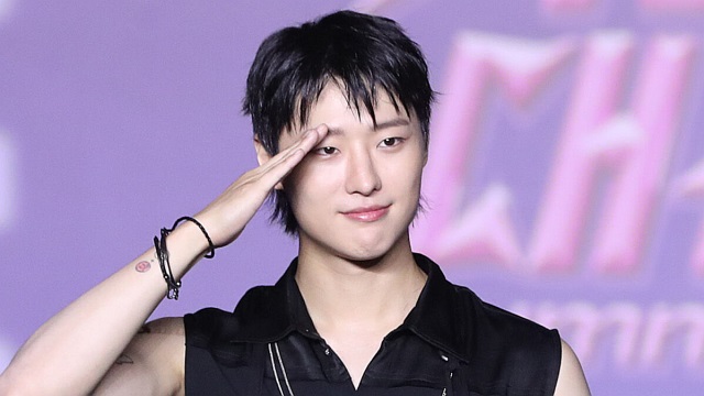 SBS_star's tweet card. Singer WOODZ was spotted at the '2025 SBS Music Festival Summer' blue carpet event on the afternoon of July 27th in Goyang, Gyeonggi Province, striking a pose with his newly returned, sharp look.