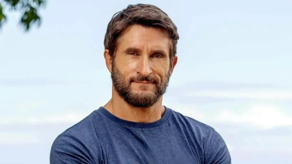 RedmondSurvivor's tweet card. Ensure Jonathan Lapaglia remains host of Survivor Australia