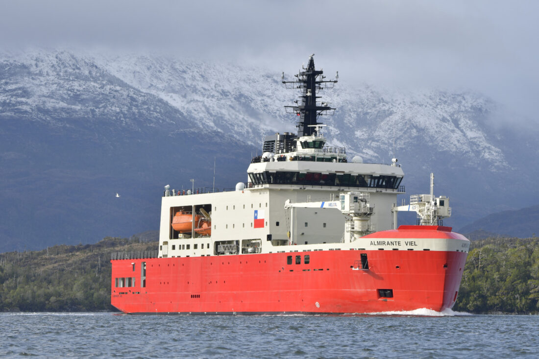 infogatecl's tweet card. Rompehielos Viel llega a Punta Arenas y se alista para navegar en las aguas congeladas de la Antártica tras revisiones en ASMAR