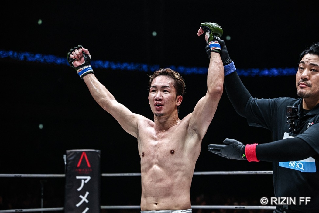 TOKYO_HEADLINE's tweet card. 「超RIZIN.4 真夏の喧嘩祭り」（7月27日、埼玉・さいたまスーパーアリーナ　※ABEMA PPV等で配信）のメインイベントで前RIZINフェザー級王者のクレベル・コイケ（ブラジル／ボンサイ柔術）と朝倉未来（JAPAN TOP TEAM）が対戦した。試合はフルラウンドを戦い抜き、2-1の判定で朝