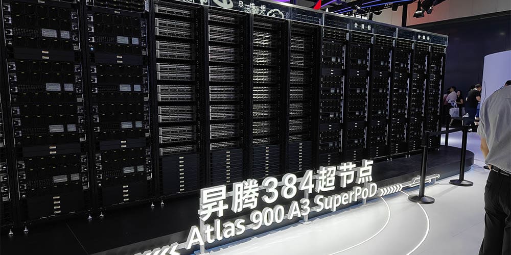 elchapuzas's tweet card. Huawei ha mostrado su clúster de IA CloudMatrix 384 Atlas 900 A3 SuperPod, el cual posee 384 chips Huawei Ascend y logra 2x el