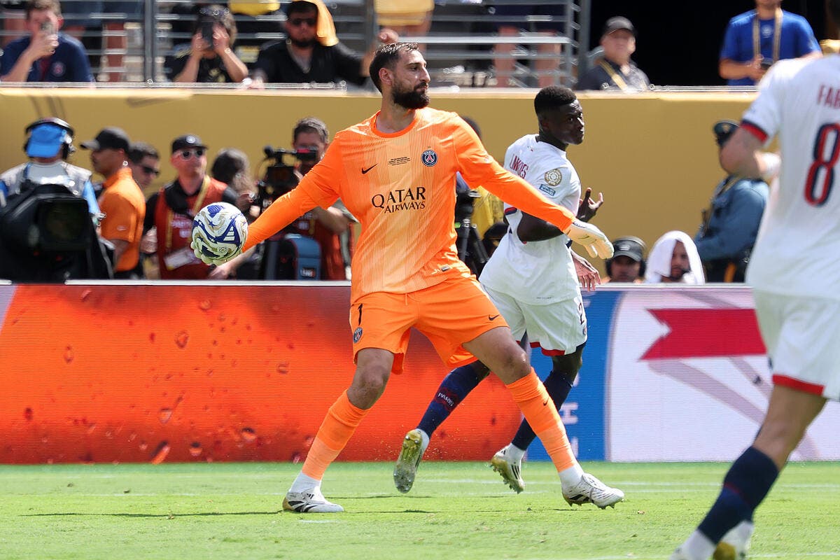 Foot01_com's tweet card. Gianluigi Donnarumma ne connaît pas encore son avenir la saison prochaine. En fin de contrat en 2026, le portier italien pourrait quitter la capitale française la saison prochaine. Alors que le PSG...