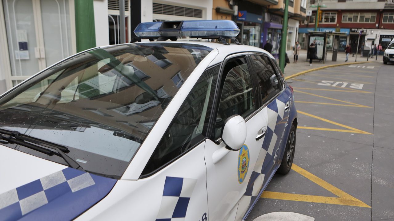 vozferrol's tweet card. Agentes de la Policía Local localizaron el teléfono en la repisa del edificio de la Xunta, gracias a que tenía activada la localización