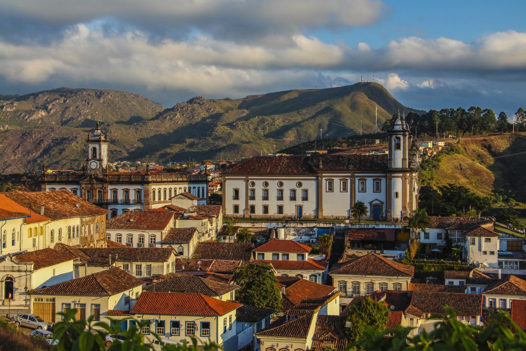 d_c_m_on_line's tweet card. A busca por mais qualidade de vida tem levado um número crescente de pessoas a deixar as grandes cidades para viver no interior. Fugindo do estresse urbano, da violência e do custo de vida elevado,...