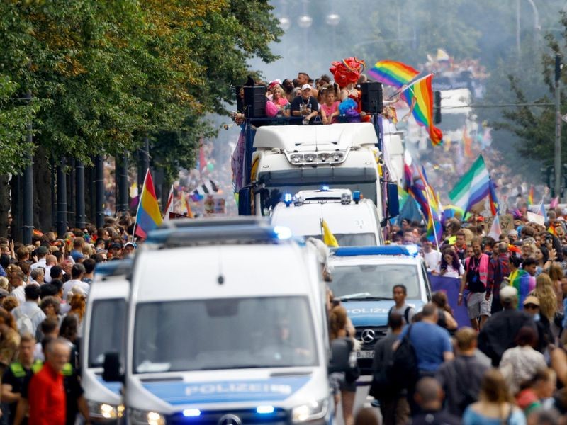 TimurHusein's tweet card. Unschöne Szenen am Samstag: Zwei Personen des Landesverbands der Lesben und Schwulen in der Union wurden beim CSD körperlich angegriffen.