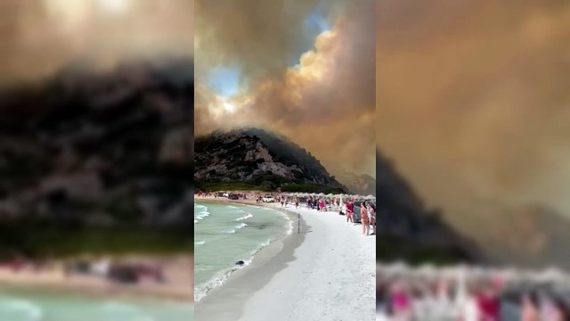 insopportabile's tweet card. La Sardegna brucia ancora. Nel pomeriggio di oggi, 27 luglio, un grosso incendio ha colpito anche Villasimius, più precisamente nei pressi della spiaggia di punta Molentis. La protezione civile ha...