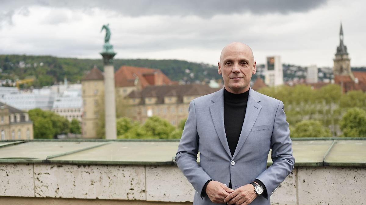 Walttheold2's tweet card. Indem er bei einer Landtagsabstimmung ein Hakenkreuz hinter den Namen eines AfD-Kandidaten zeichnet, löst Daniel Born einen Skandal aus. In einem Interview bereut er seine Tat. Nach den politischen...