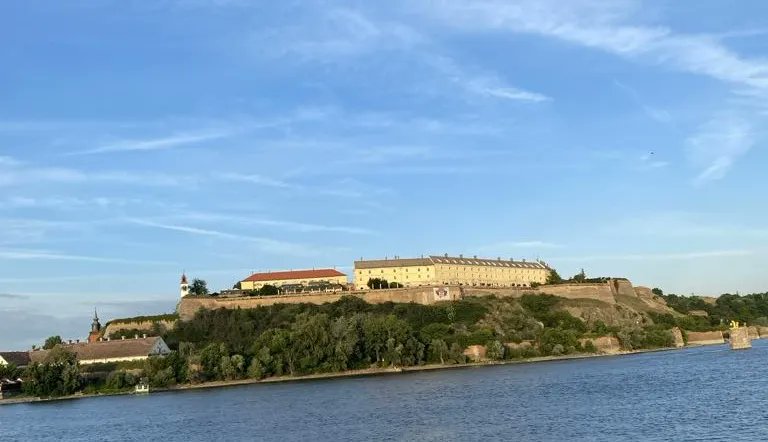 N1_BiH's tweet card. Novi Sad, administrativno sjedište Autonomne pokrajine Vojvodina je grad koji se nalazi na obali rijeke Dunav i u podnožju Fruške gore. Posjeduje mnoge znamenit