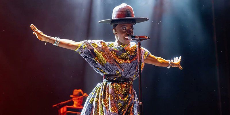 ArepaWeb's tweet card. El Botánico de Madrid quedó hipnotizado en Downtempo con el Trip Hop de Morcheeba. Avanza el verano en la capital española, con temperaturas que nos