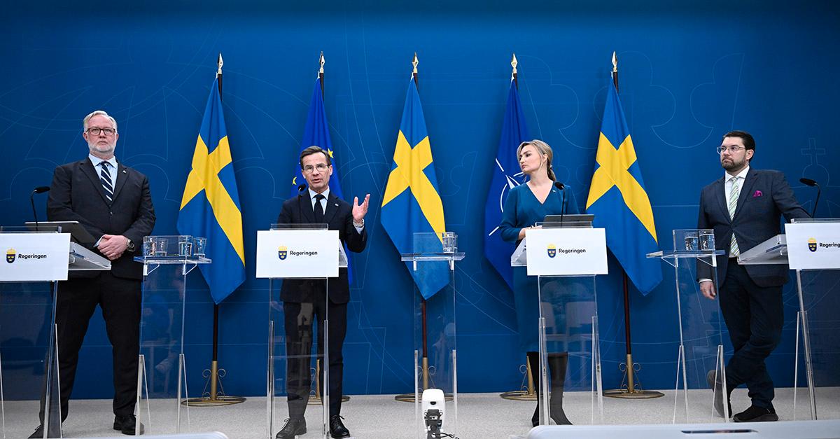 PerClareus's tweet card. Tidöpartierna i debattartikel: Farlig vänstersväng hotar