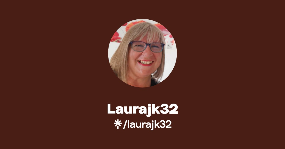 Laurajk32's tweet card. I'm a Tarot Reader and functioning perfectionist 😉
