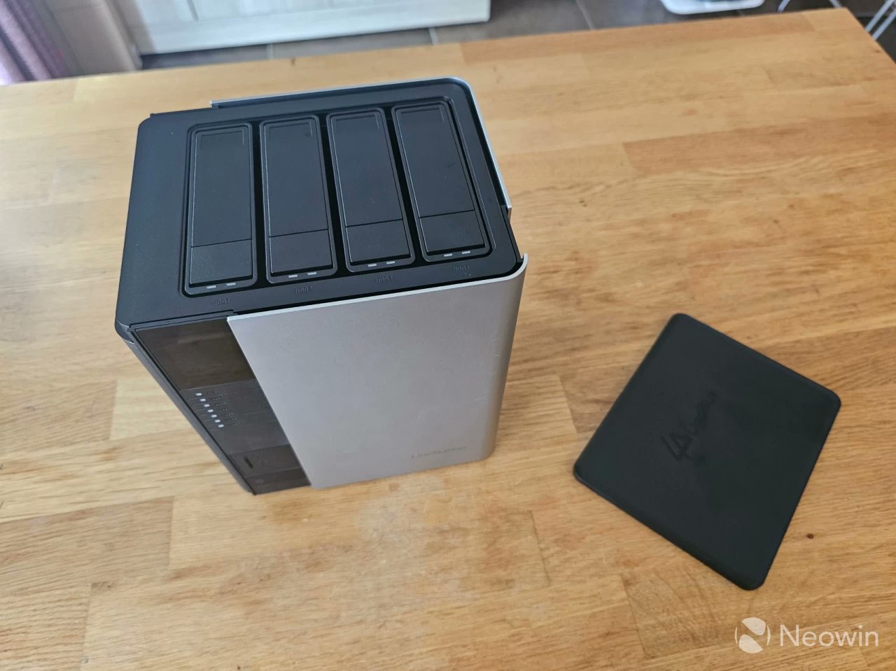 NeowinFeed's tweet card. Until now, LincPlus has entered the NAS space with two all-SSD LincStation N1 and the upgraded N2. Now there's an option that holds four HDDs and two NVMe.