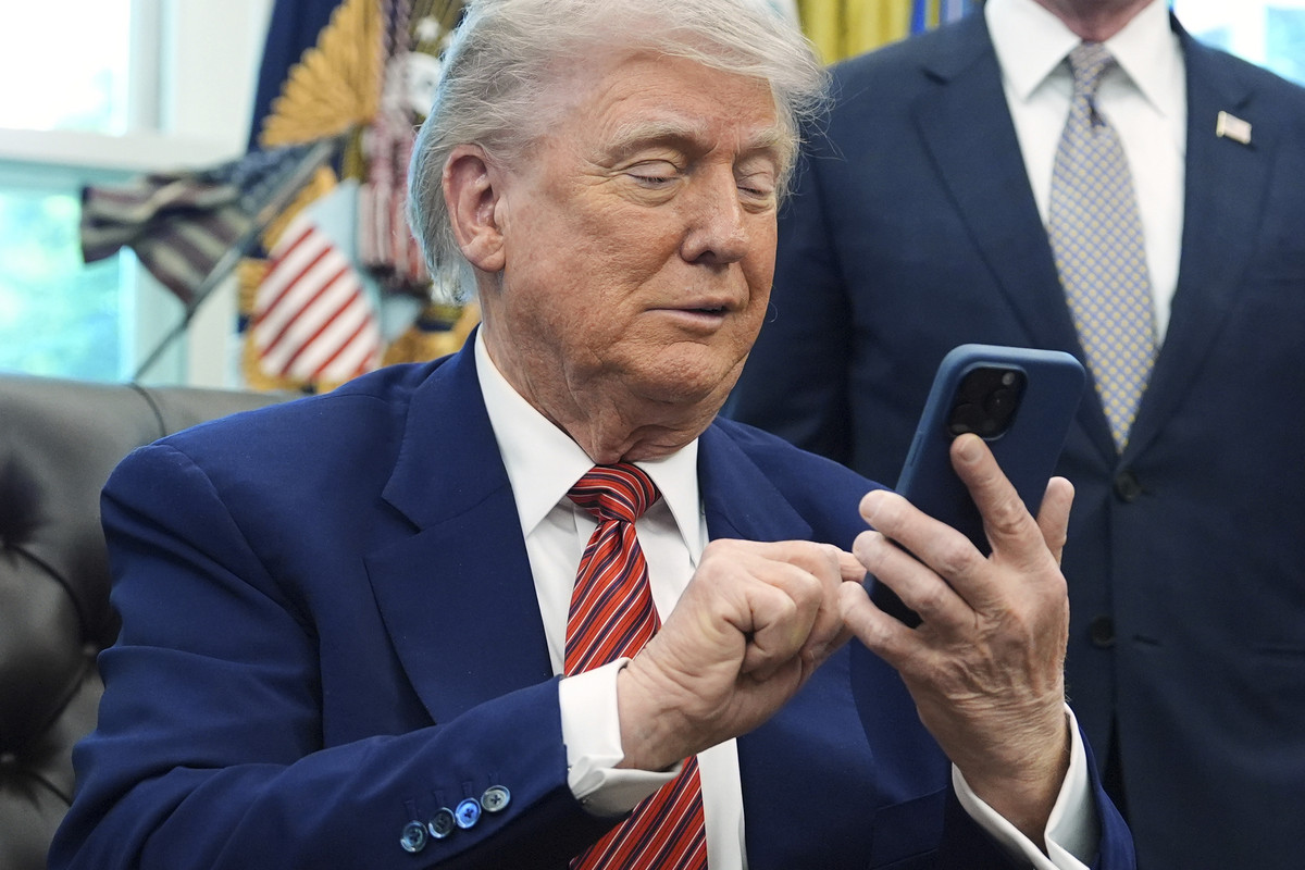 mapocoloco's tweet card. Trump's personal cell diplomacy: Less briefing books, more calls and texts.
