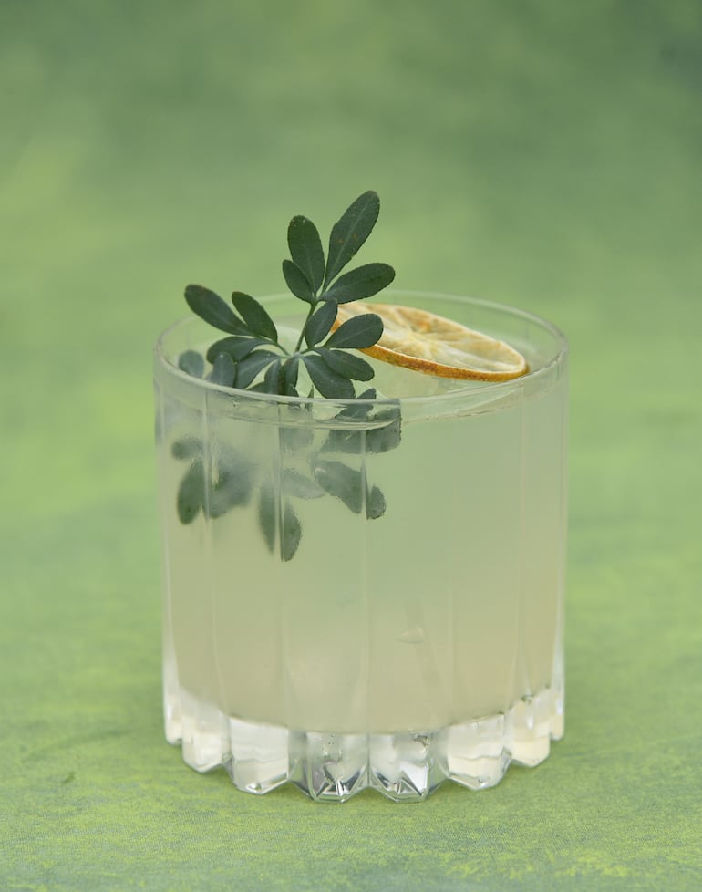 ABCDigital's tweet card. El Carrulim, bebida tradicional paraguaya consumida cada 1 de agosto, tiene el nombre derivado del acrónimo de sus tres ingredientes principales: caña, ruda y limón. Este brebaje se ingiere, según la...
