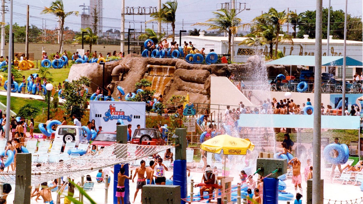 primerahora's tweet card. Plaza Acuática fue un área de diversión para muchas familias en la década de los 80 y 90.