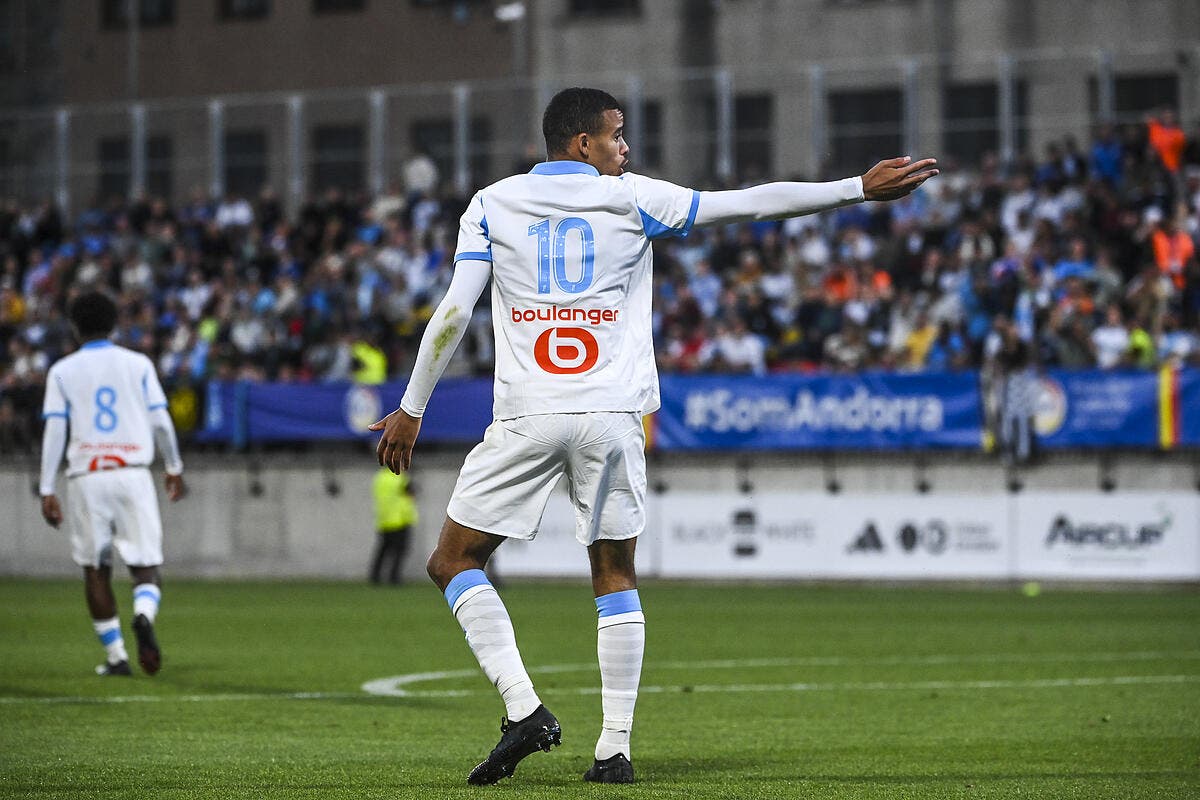 Foot01_com's tweet card. Alors que l’Olympique de Marseille est en pleine préparation pour la saison prochaine, des incertitudes planent encore sur l’effectif. Des recrues sont encore attendues, mais certains imprévus...