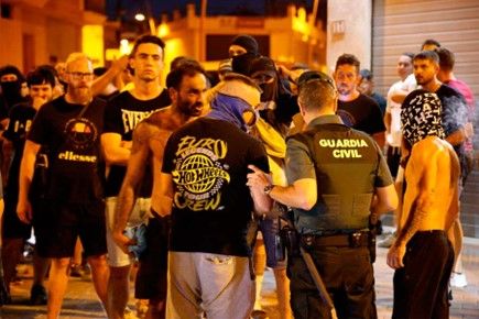 SinPermisoInfo's tweet card. Durante la noche del pasado domingo, alrededor de las 23:00, una turba de hombres vestidos de negro, cubiertos por cascos de moto y armados con bates de béisbol, asaltaban un establecimiento de Kebab
