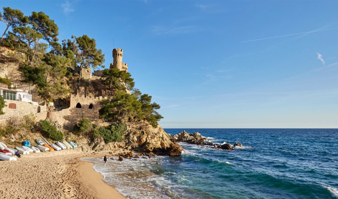 Surtdecasa's tweet card. Ara que ja han arribat els caps de setmana de calor, una bona opció per refrescar-se és descobrir les millors platges de la Costa Brava Sud. Us proposem les cales amb més encant passant per Tossa,