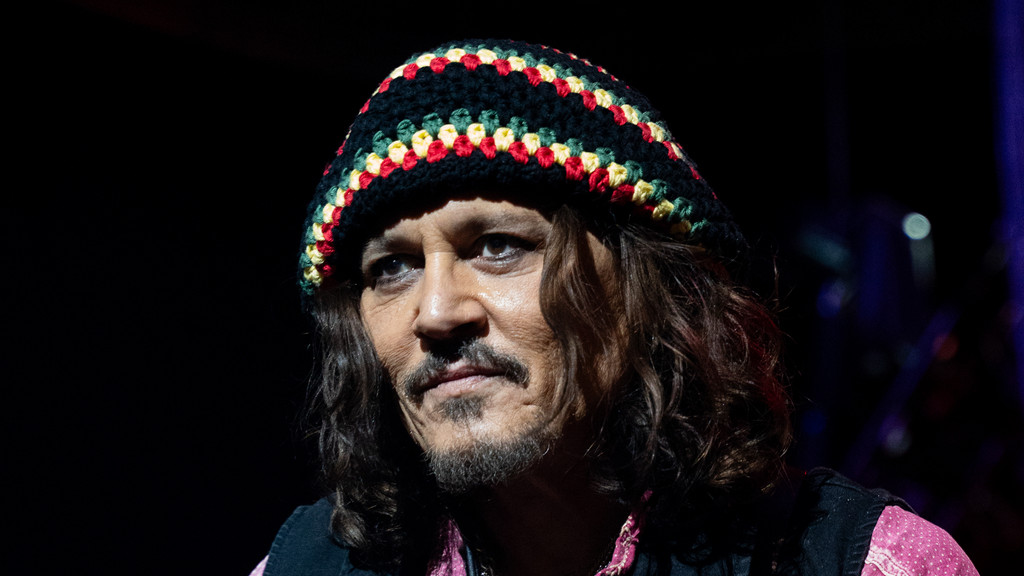 YahooEntsUK's tweet card. Alice Cooper paid tribute to Ozzy Osbourne during his latest performance in London, with a little help from Johnny Depp. The rocker showed his respect for Osbourne, three days after the Black Sabbath...