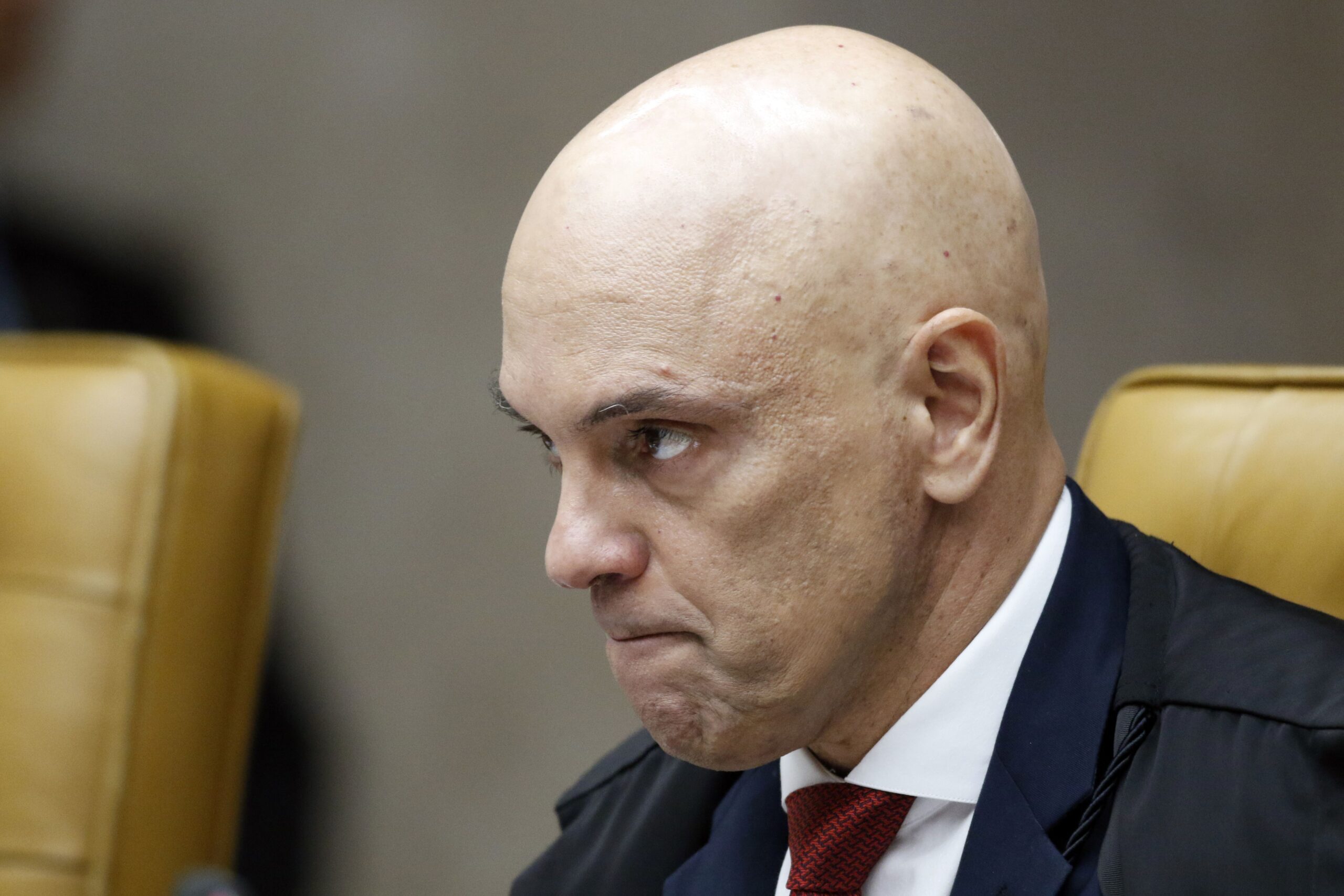 ATROMBETA3's tweet card. André Marsiglia, professor de Direito Constitucional, Gustavo Sampaio, professor da Universidade Federal Fluminense, e Vera Chemin, especialista em Direito Constitucional, criticaram a decisão de...