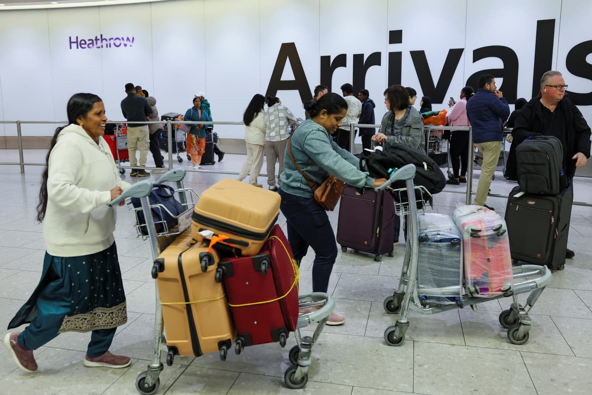 MHowe_journo's tweet card. Flights have begun landing at Heathrow as the airport works to return to normal operations