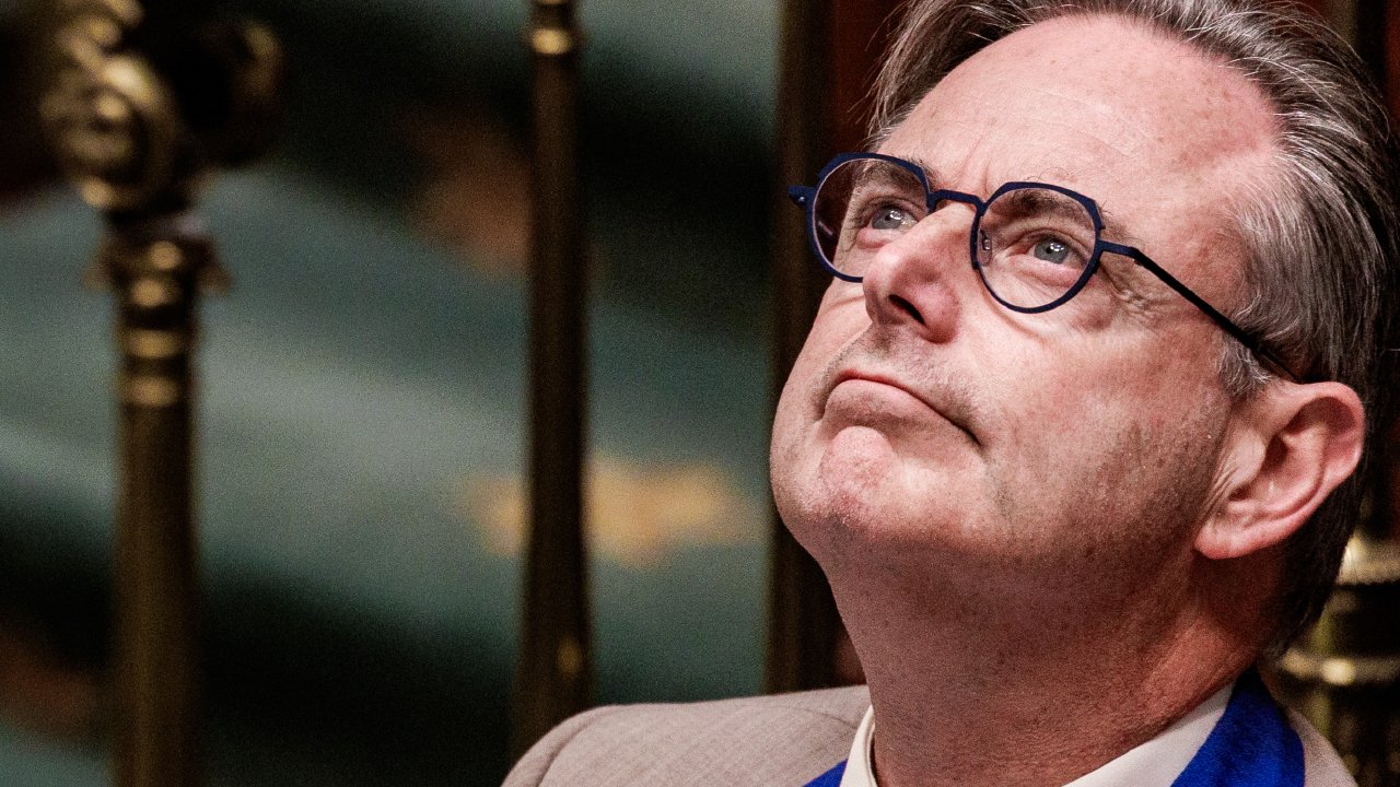 epironet's tweet card. Premier Bart De Wever (N-VA) is begonnen aan het ultieme overleg met de vicepremiers van zijn coalitiepartijen om een zomerakkoord te sluiten. Op tafel liggen grootschalige hervormingen in de...