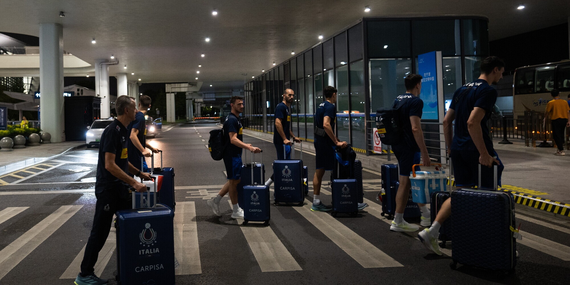 CorSport's tweet card. La nazionale guidata da De Giorgi è sbarcata a Ningbo, dove mercoledì prossimo affronterà Cuba (ore 9 italiane) nel primo quarto di finale della VNL