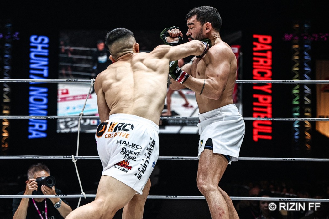 TOKYO_HEADLINE's tweet card. 「超RIZIN.4 真夏の喧嘩祭り」（7月27日、埼玉・さいたまスーパーアリーナ　※ABEMA PPV等で配信）のセミファイナルで元Bellatorライト級王者のパトリッキー・ピットブル（ブラジル／ピットブル・ブラザーズ）とDEEPライト級王者の野村駿太（BRAVE）が対戦した。試合は野村が3-0の