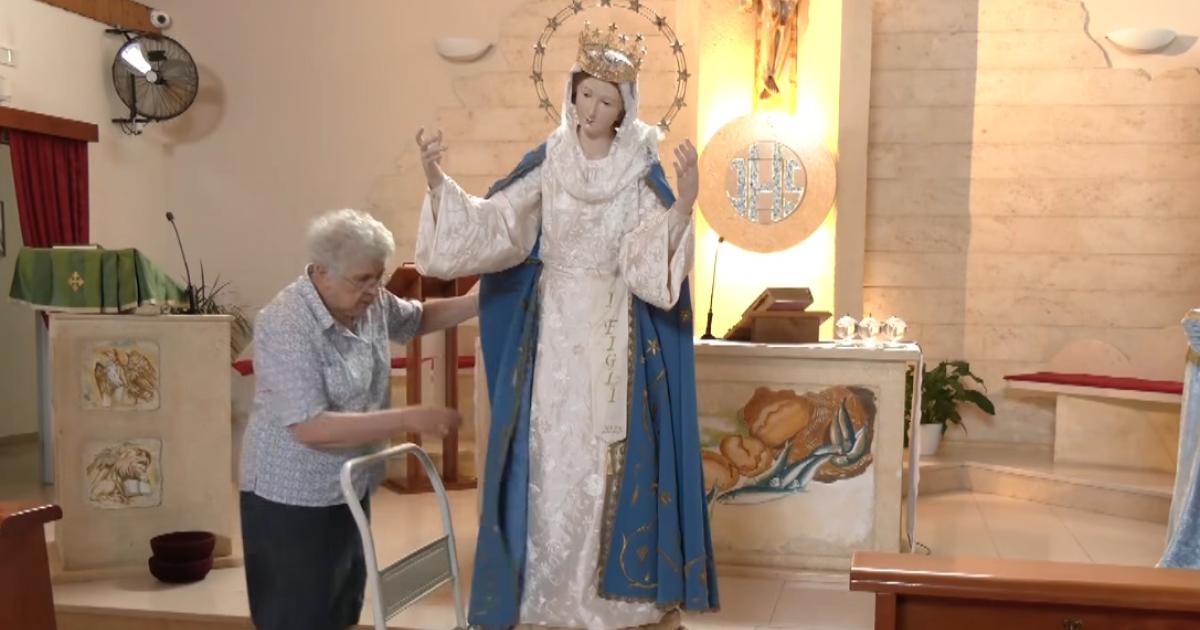 LaGazzettaWeb's tweet card. Sete, perle e sottana ricamata: un regalo di devozione nella parrocchia Maria SS. Assunta