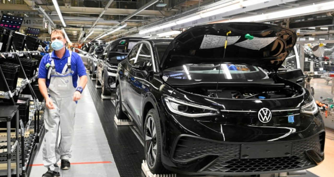 d_c_m_on_line's tweet card. A Volkswagen ampliou significativamente sua presença no mercado de veículos elétricos em 2025, registrando um crescimento de 47% nas entregas de modelos 100% elétricos no primeiro semestre. Ao todo,...