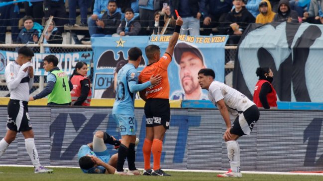 alairelibrecl's tweet card. El delantero uruguayo volvió a demostrar por qué es una de las contrataciones más cuestionadas del mercado. Una doble amarilla innecesaria dejó al Cacique con diez hombres ante O'Higgins.