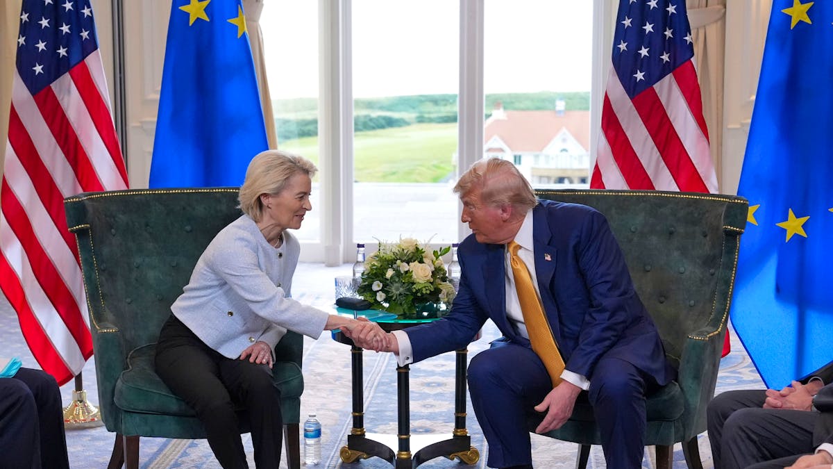 lessentiel's tweet card. Les États-Unis prévoient des droits de douane à 15% sur les exportations européennes, tandis que l'UE s'est engagée à des achats d'énergie et des investissements.