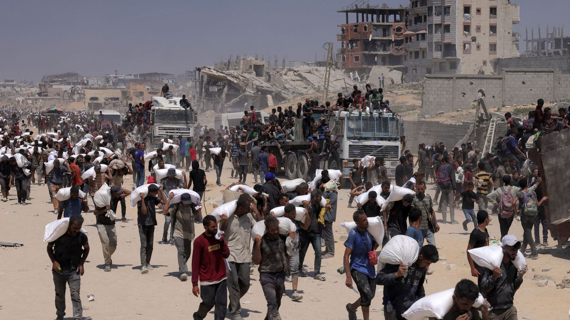 RTBFinfo's tweet card. A Beit Lahia, dans le nord de Gaza, des images de l’AFP montrent des foules de Palestiniens marchant dimanche dans le...