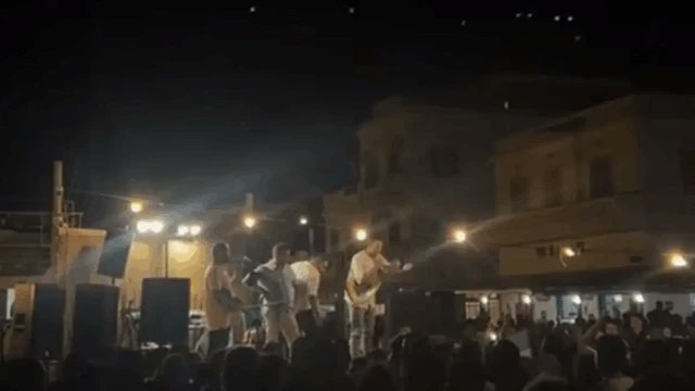 VradiniGr's tweet card. Αναστάτωση προκλήθηκε το βράδυ του Σαββάτου 26 Ιουλίου σε πανηγύρι στην Αμοργό όταν τουρίστες και ντόπιοι πιάστηκαν στα χέρια