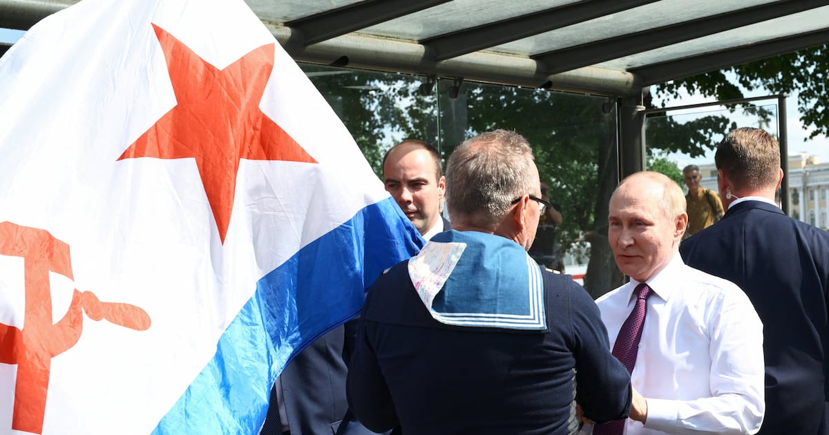MundoEConflicto's tweet card. El presidente de Rusia se hizo presente en la segunda ciudad más grande del país. Se canceló el desfile naval tradicional por razones de seguridad.