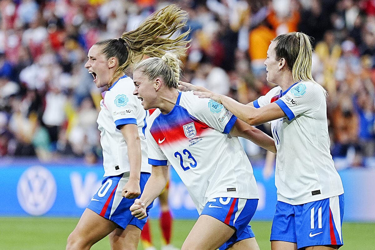 Foot01_com's tweet card. Finale de l’Euro féminin : Parc Saint-Jacques, Bâle (Suisse). Angleterre - Espagne : 1-1 (3-1 aux tirs au but). Buts : Russo (57e) pour l’Angleterre ; Caldentey (25e) pour l’Espagne. Tirs au but :...