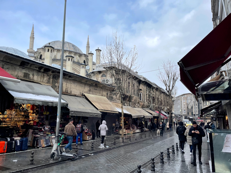 gnome_trotting's tweet card. Visiting Istanbul and living in Istanbul are two wildly different things. Could I live in the mysterious city that straddles Asia and Europe?
