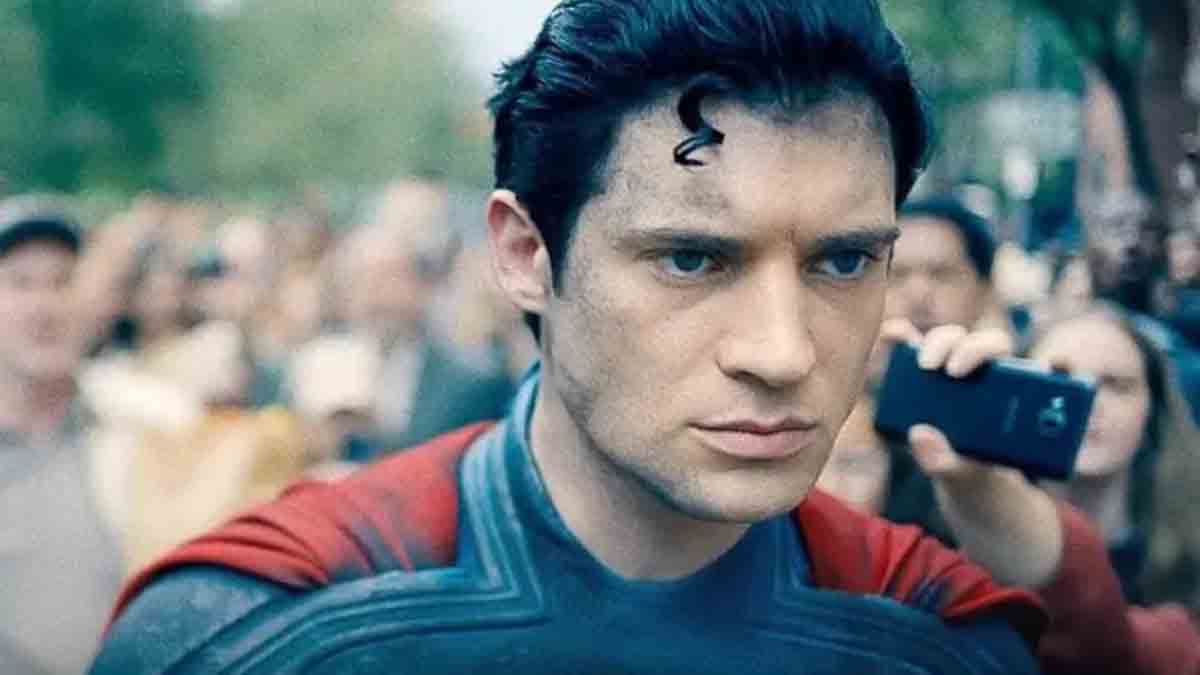 CinePREMIERE's tweet card. David Corenswet será quien personifique al Hombre de Acero en la venidera película Superman, escrita y dirigida por James Gunn.