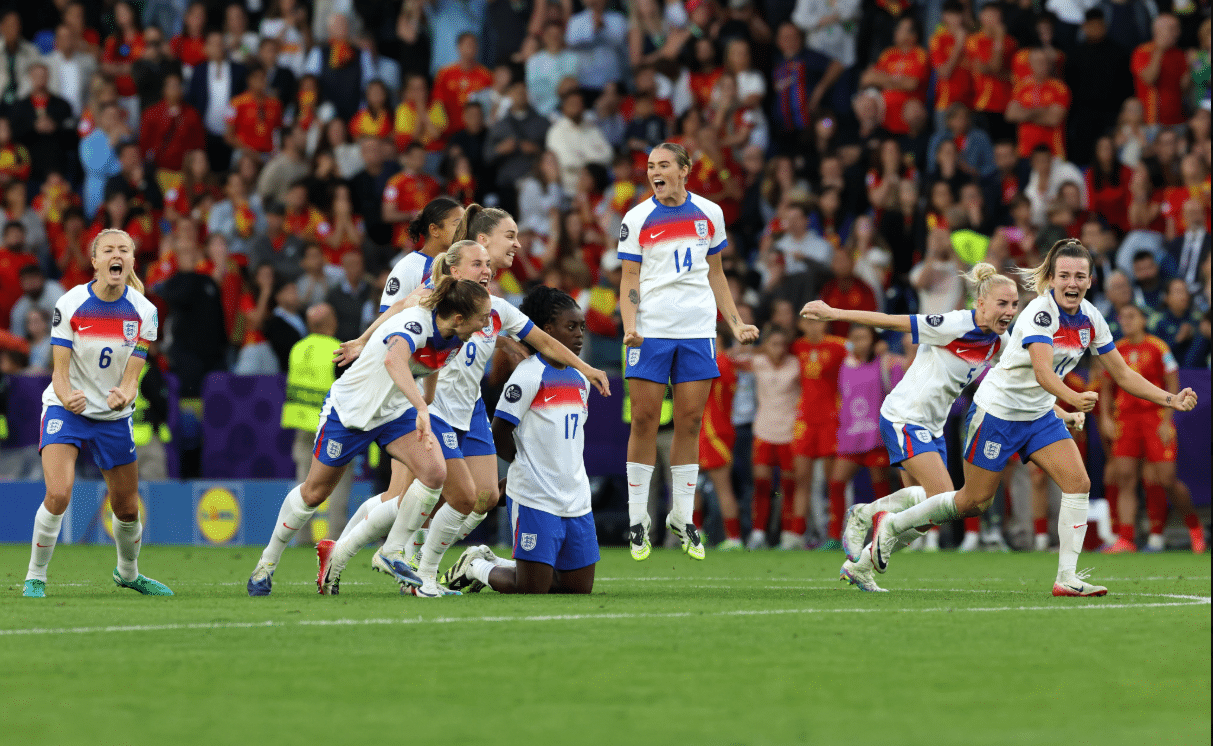 trivela's tweet card. A final da Eurocopa Feminina de 2025 teve o peso que se esperava na decisão, que colocou cara a cara duas das principais seleções do mundo na atualidade,