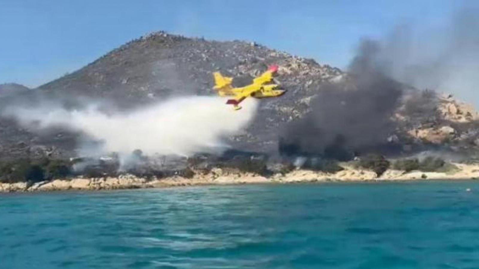 RaiNews's tweet card. È in volo un elicottero dei Vigili del Fuoco per garantire eventuali evacuazioni dall'alto e supportare le operazioni aeree. Operativi anche due Canadair